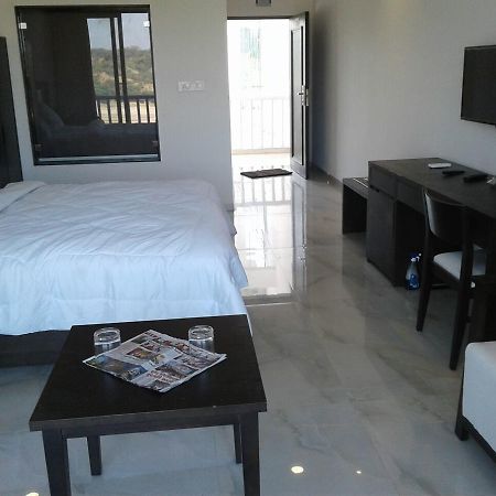 The Meera Hotel Derol Exterior photo
