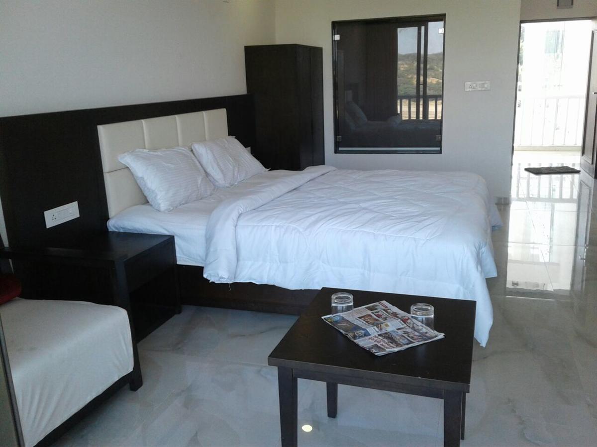 The Meera Hotel Derol Exterior photo