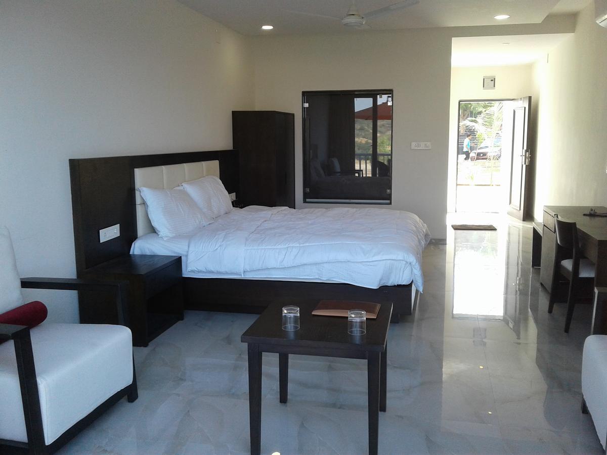 The Meera Hotel Derol Exterior photo