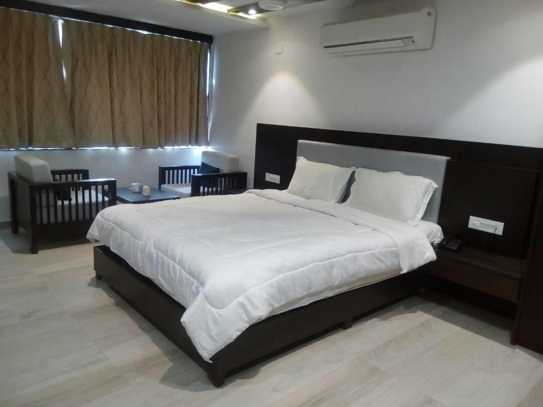 The Meera Hotel Derol Exterior photo